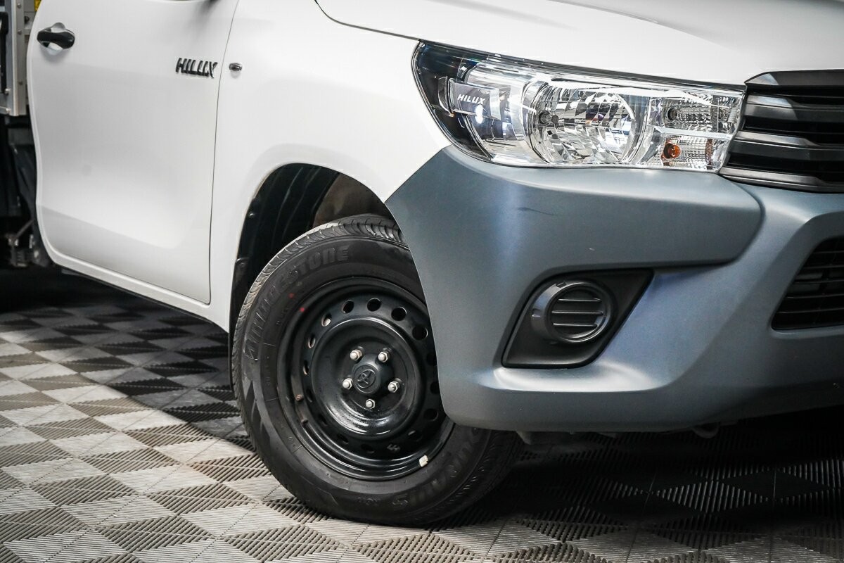 Toyota Hilux image 2