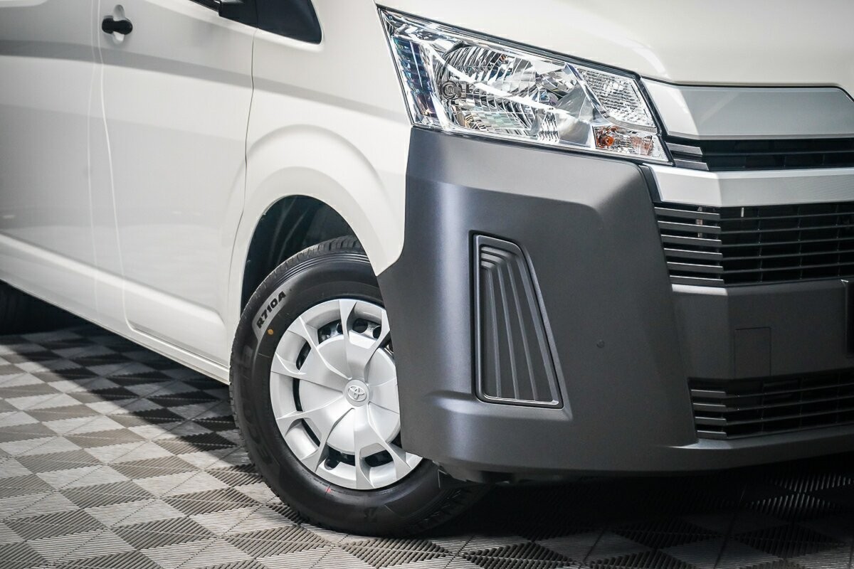 Toyota Hiace image 2