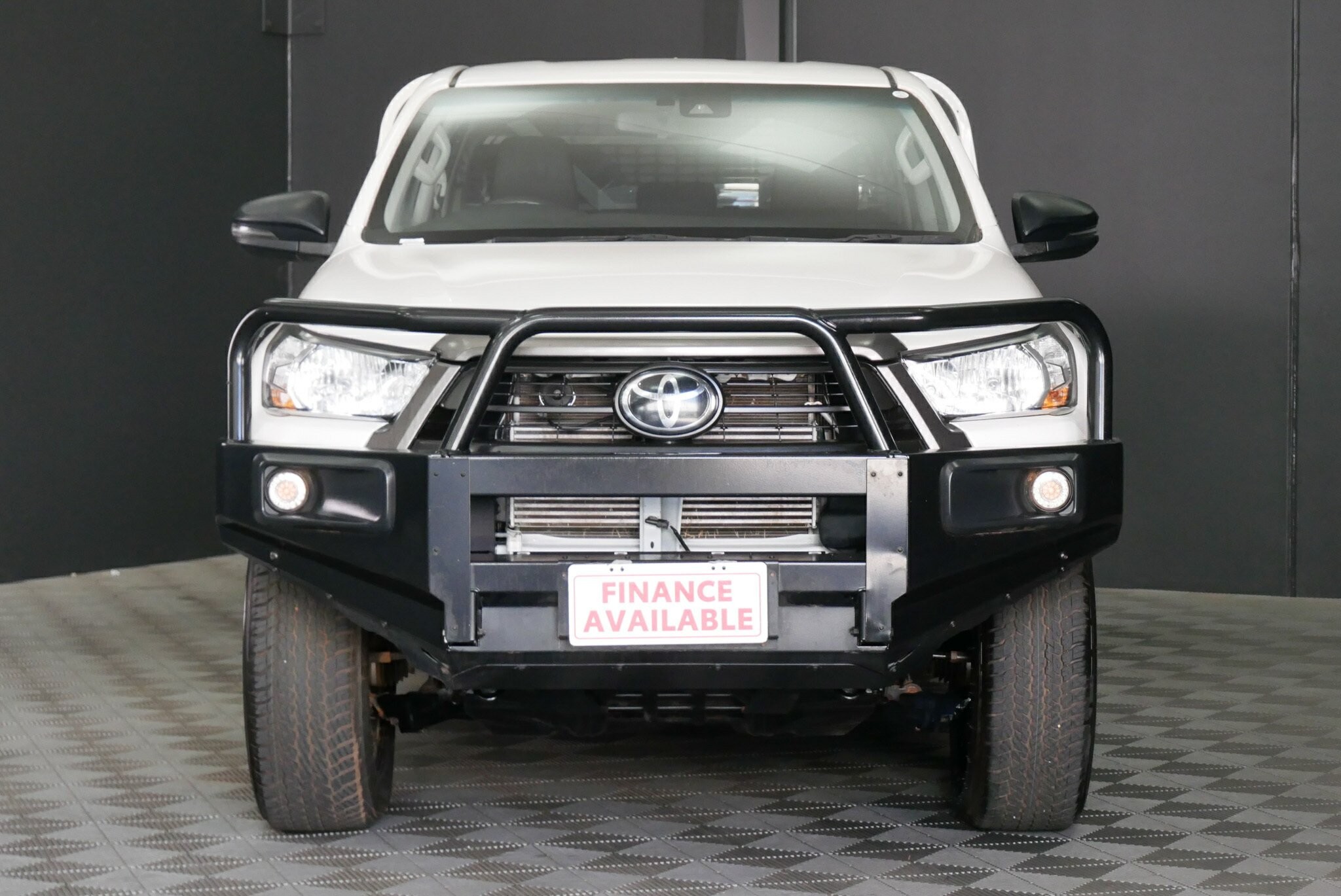 Toyota Hilux image 2