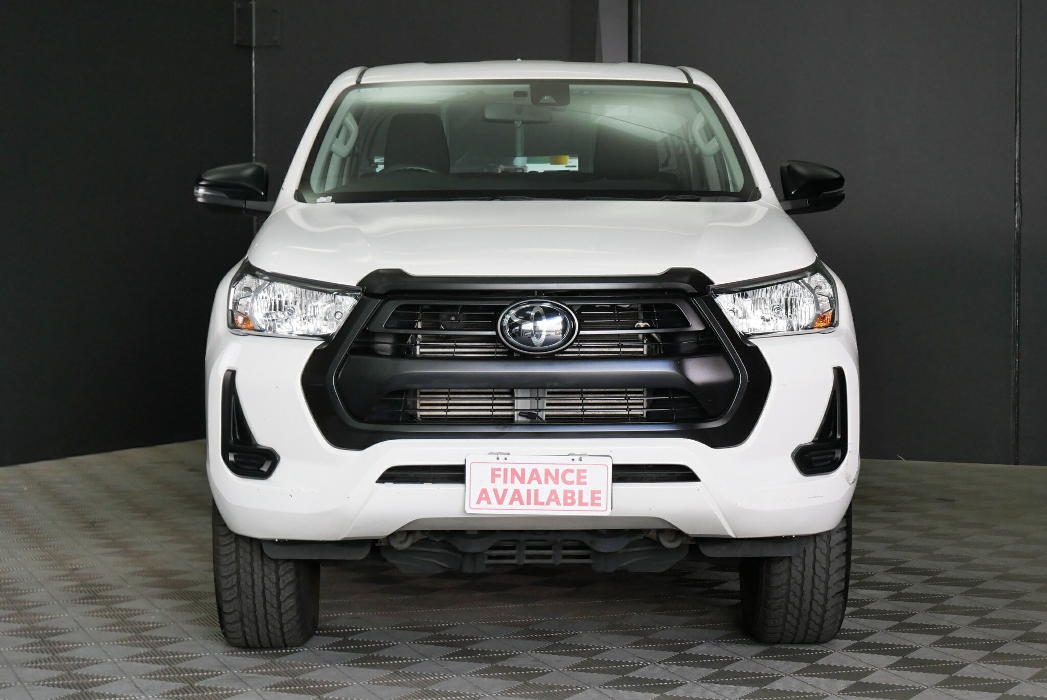 Toyota Hilux image 2