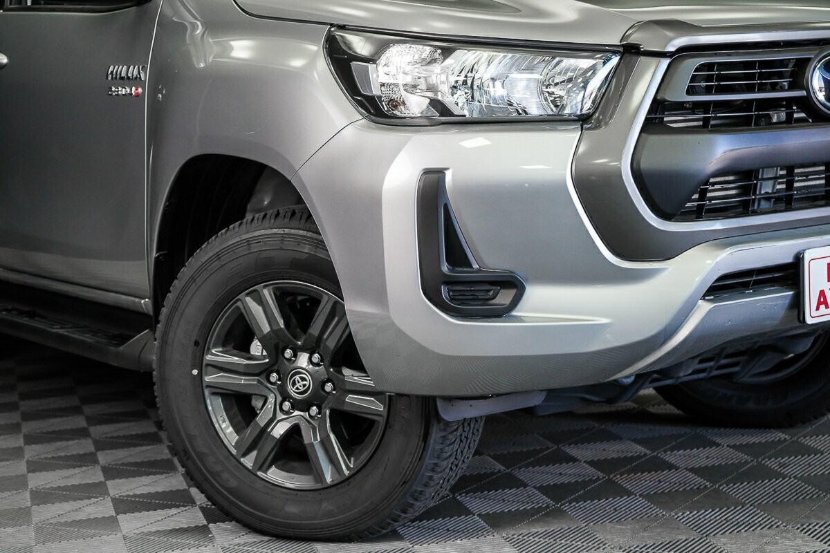 Toyota Hilux image 2