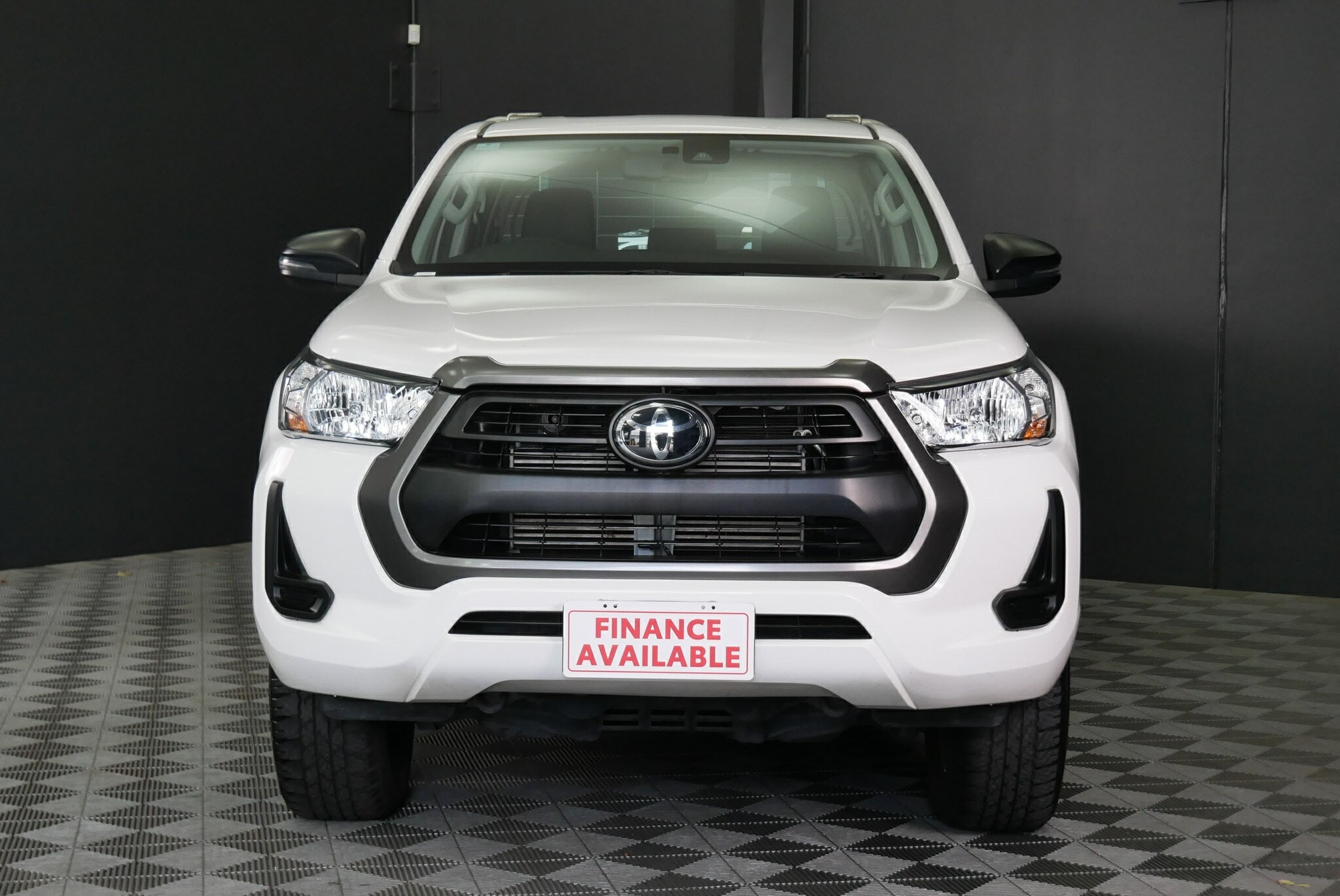 Toyota Hilux image 2