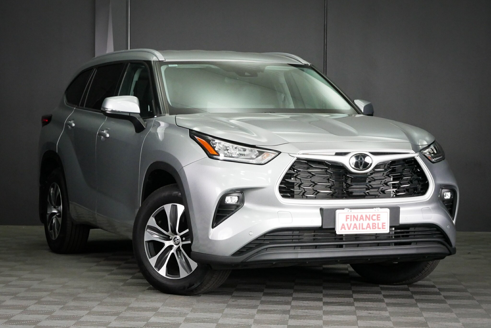 Toyota Kluger image 1