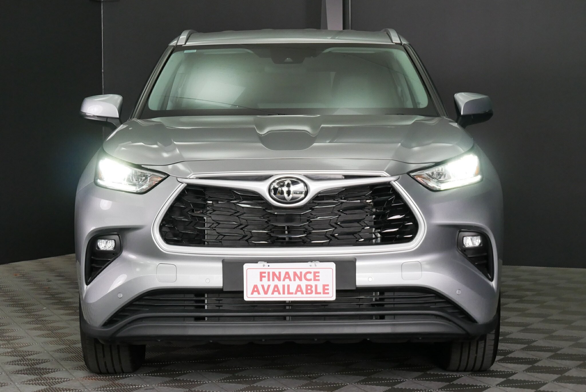 Toyota Kluger image 2