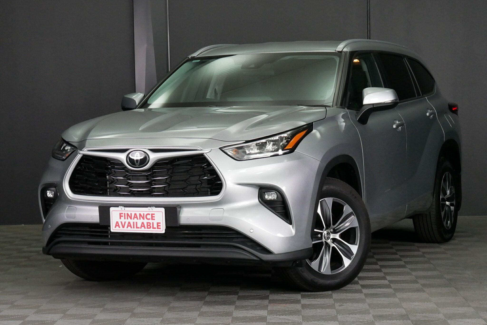 Toyota Kluger image 3