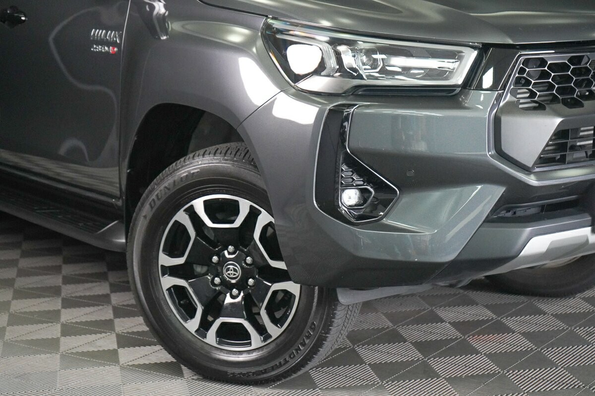 Toyota Hilux image 2