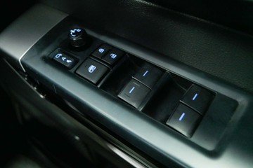 https://vehicle-cdn.autoleague.cloud/30640_11963600_15.jpg