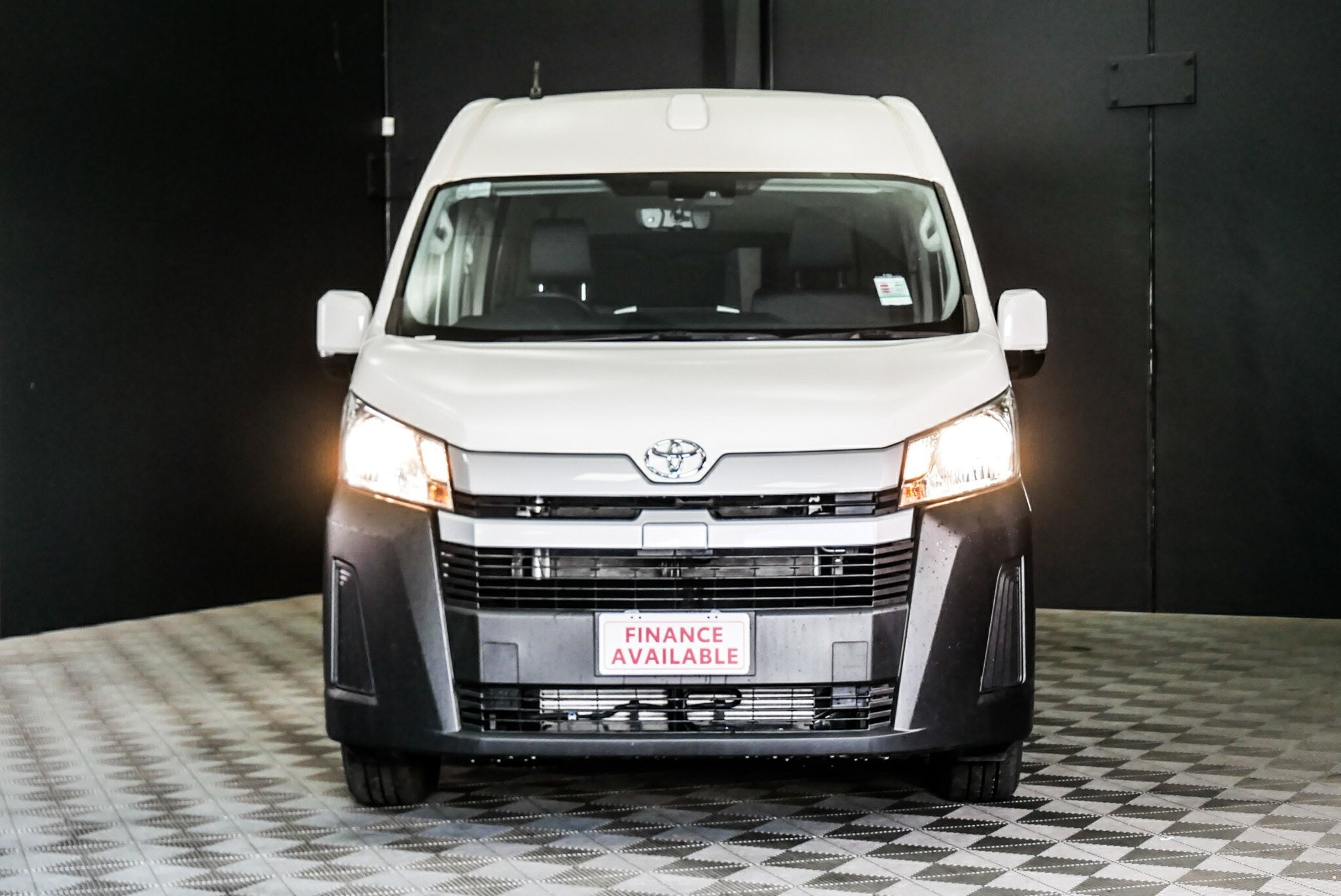 Toyota Hiace image 2
