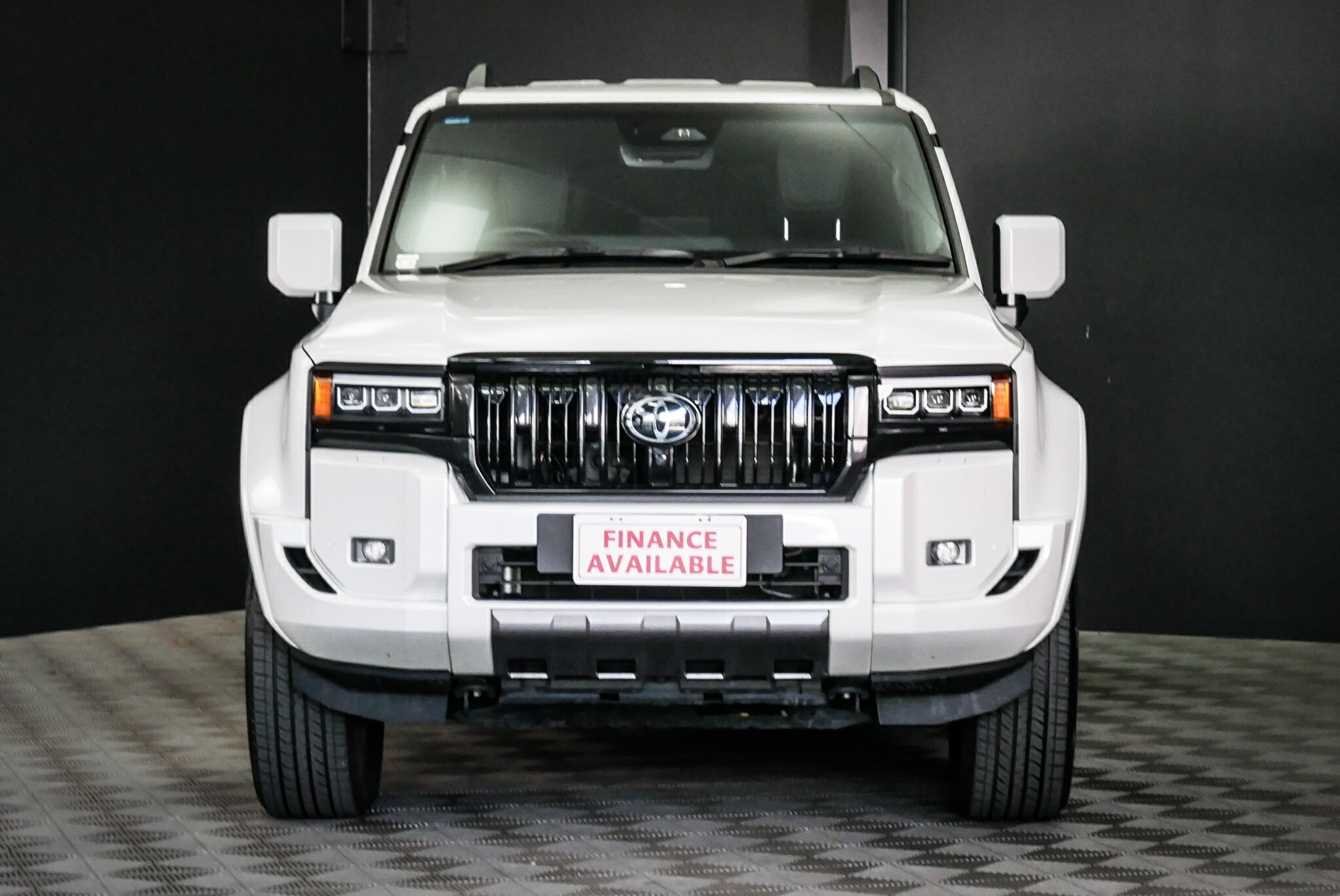 Toyota Landcruiser Prado image 2