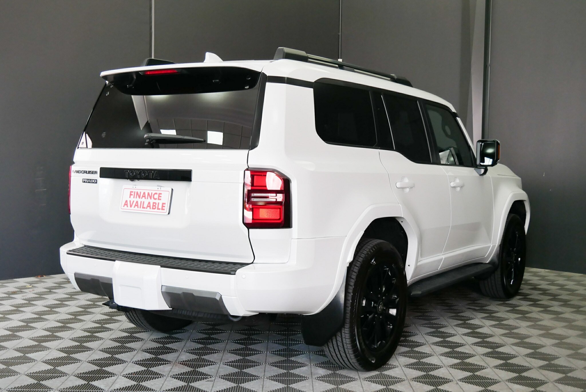 Toyota Landcruiser Prado image 4
