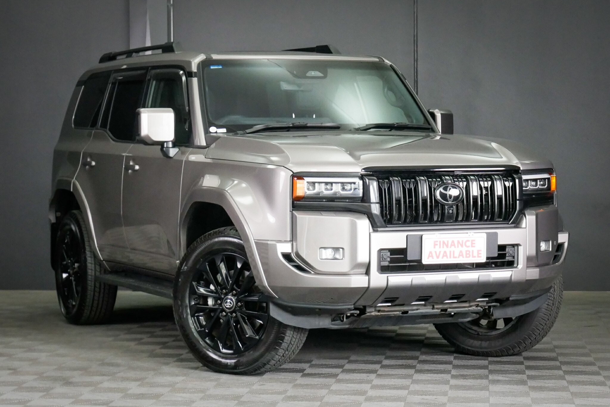 Toyota Landcruiser Prado image 1