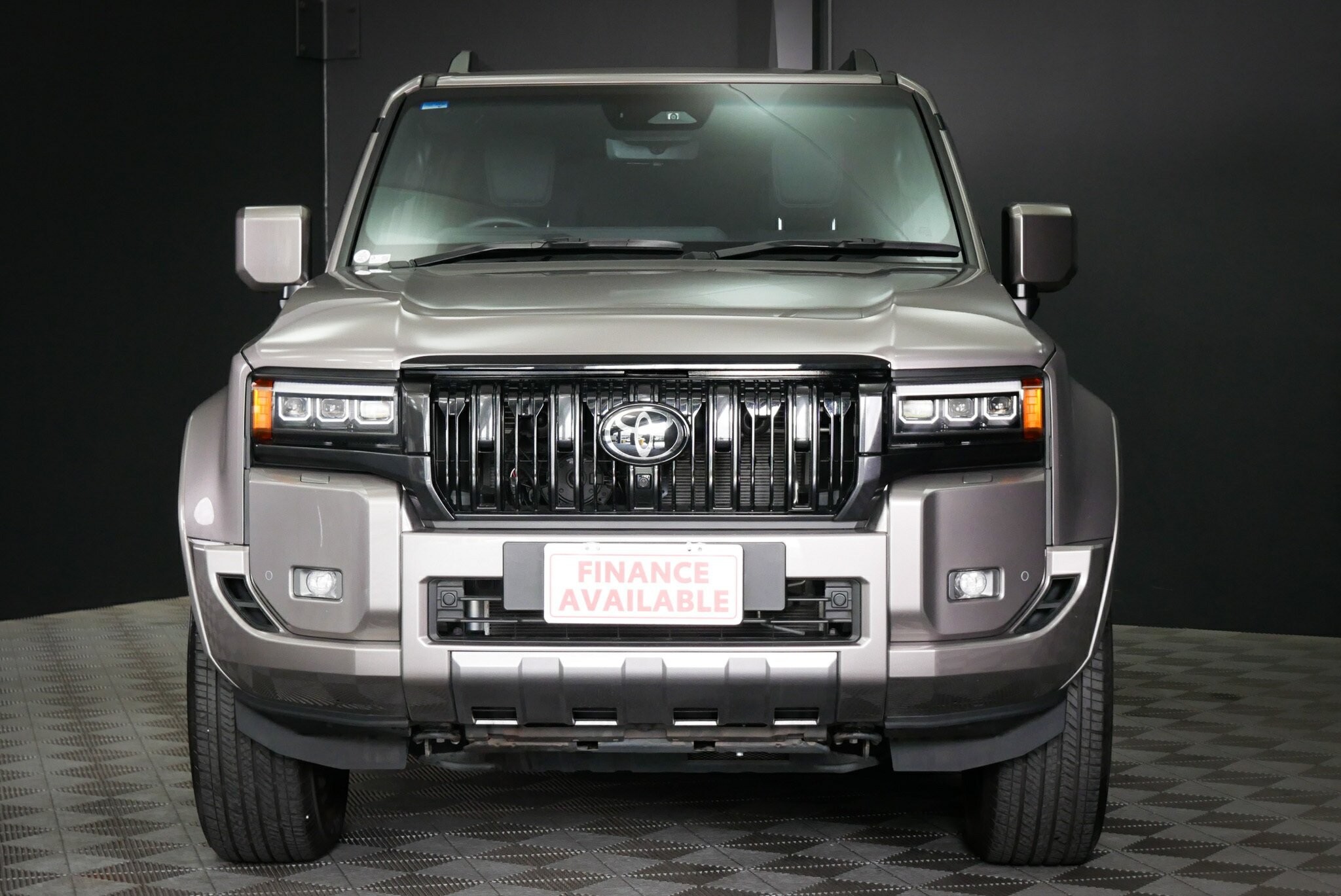 Toyota Landcruiser Prado image 2