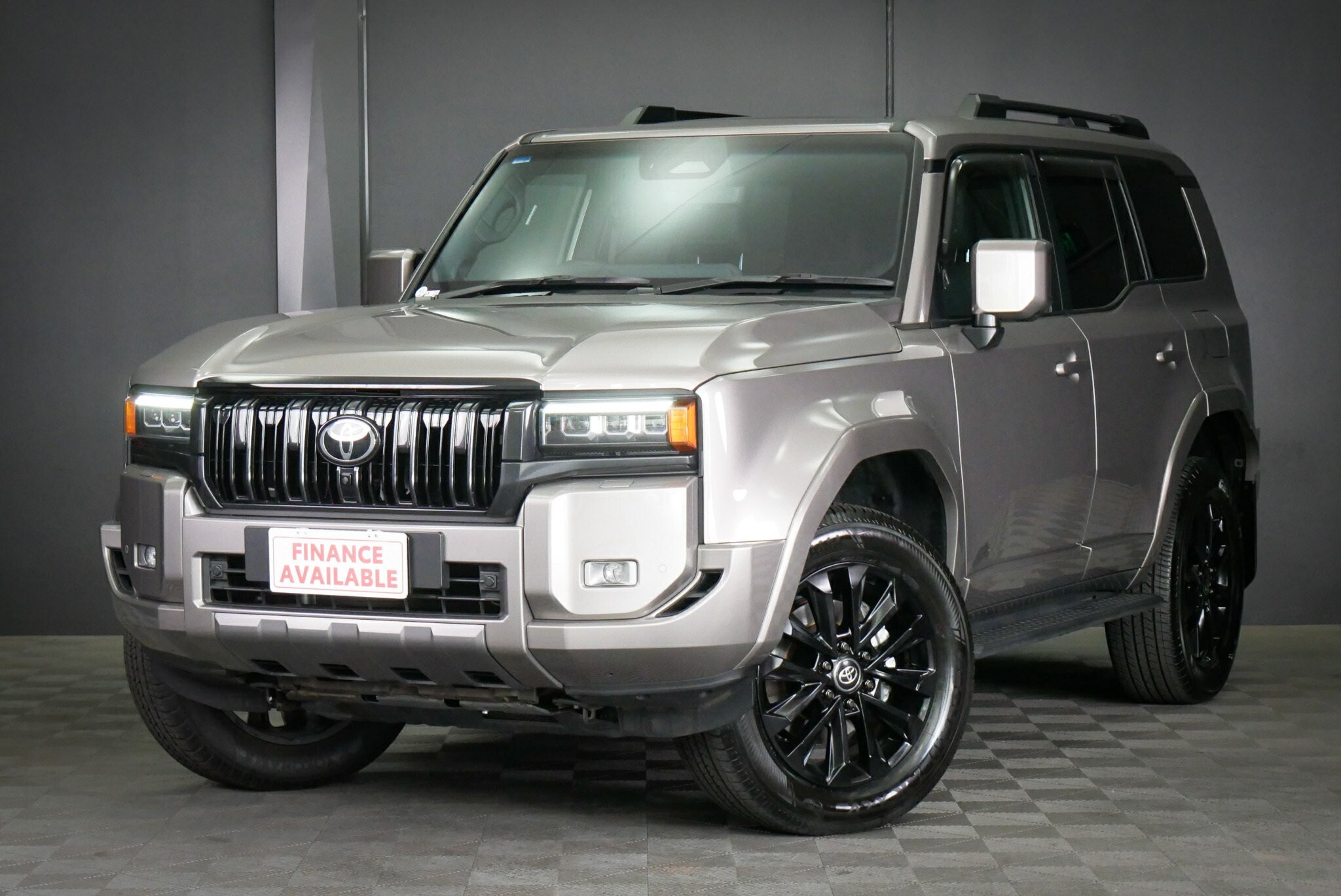 Toyota Landcruiser Prado image 3