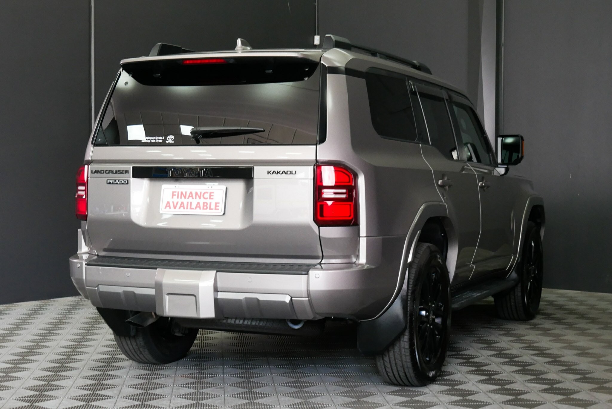 Toyota Landcruiser Prado image 4