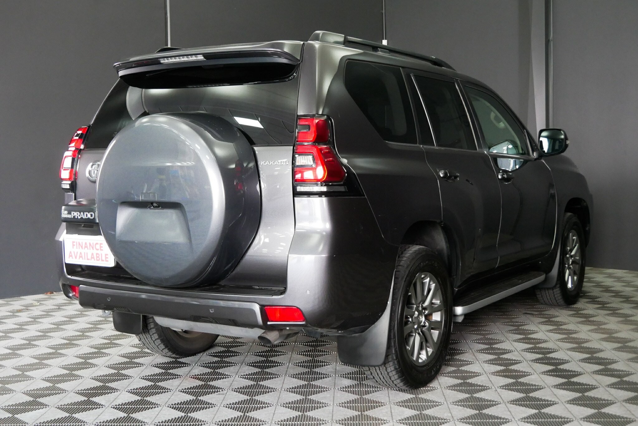 Toyota Landcruiser Prado image 4