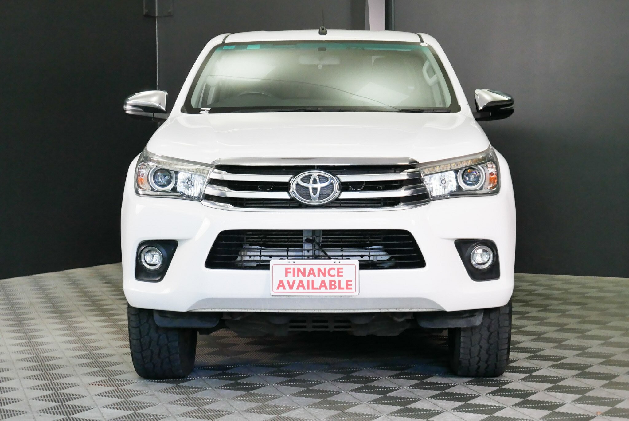 Toyota Hilux image 2