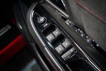 https://vehicle-cdn.autoleague.cloud/30640_U102204_17.jpg