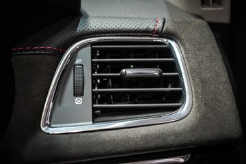 https://vehicle-cdn.autoleague.cloud/30640_U102205_18.jpg