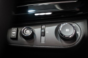 https://vehicle-cdn.autoleague.cloud/30640_U102205_19.jpg