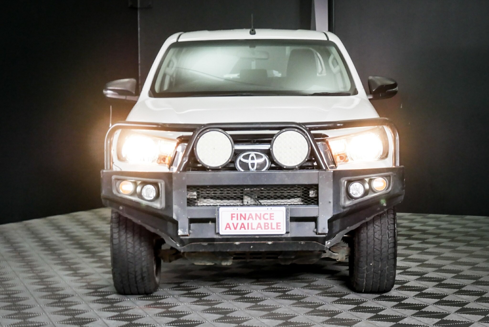 Toyota Hilux image 2