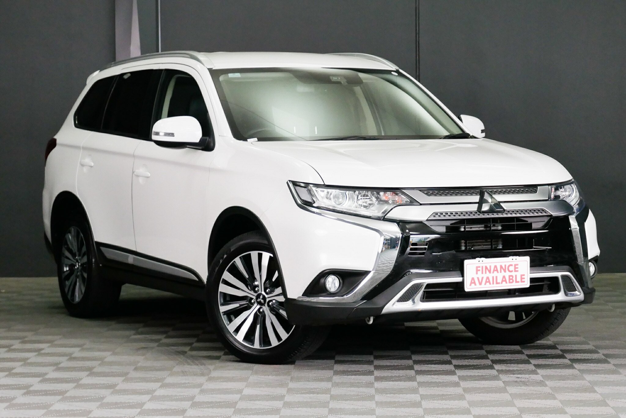 Mitsubishi Outlander image 1