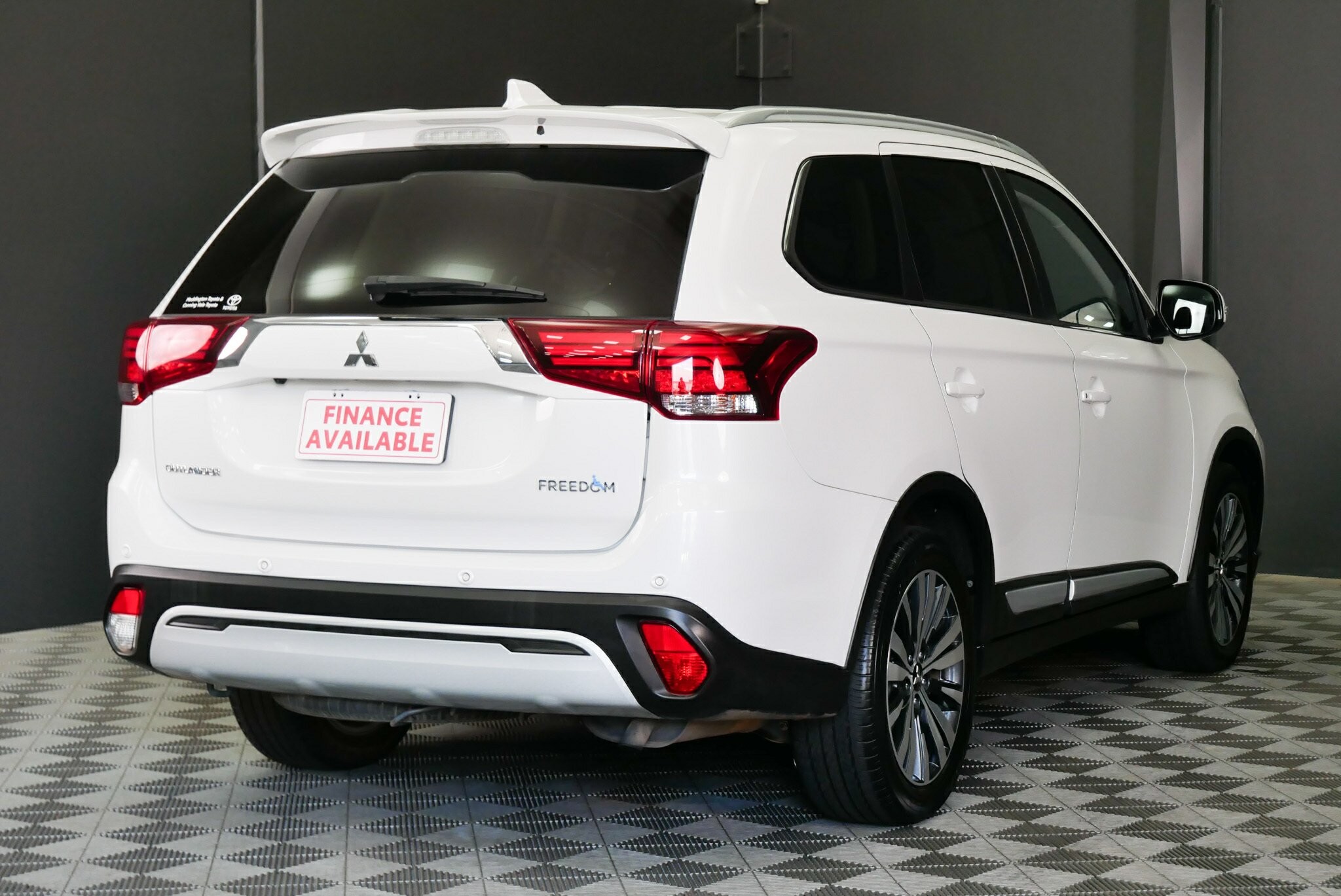 Mitsubishi Outlander image 4