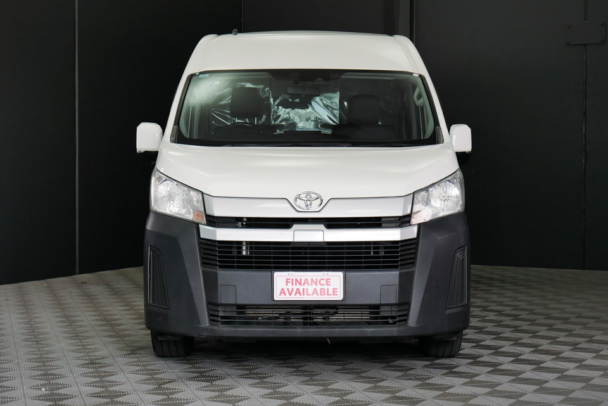 Toyota Hiace image 2