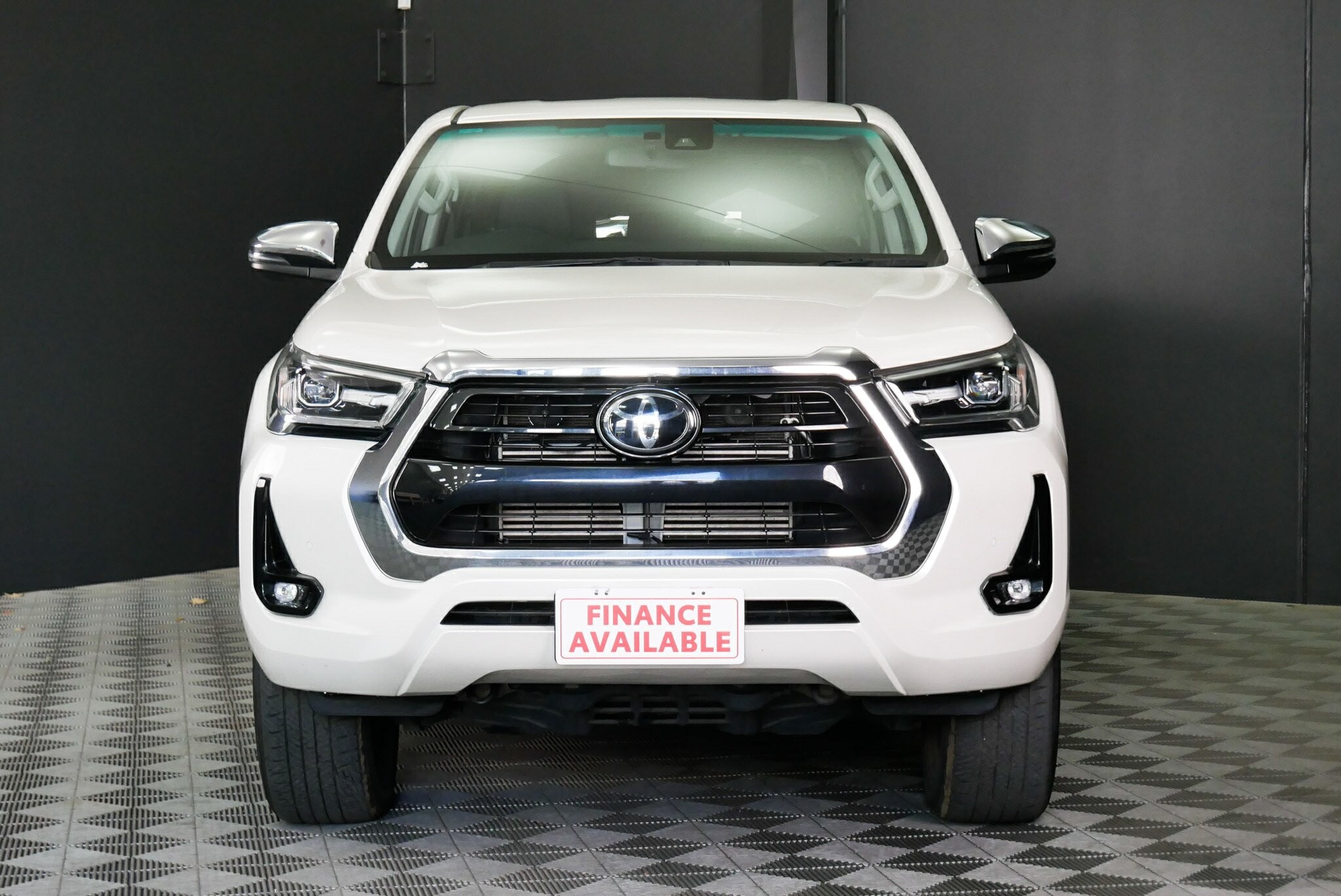 Toyota Hilux image 2