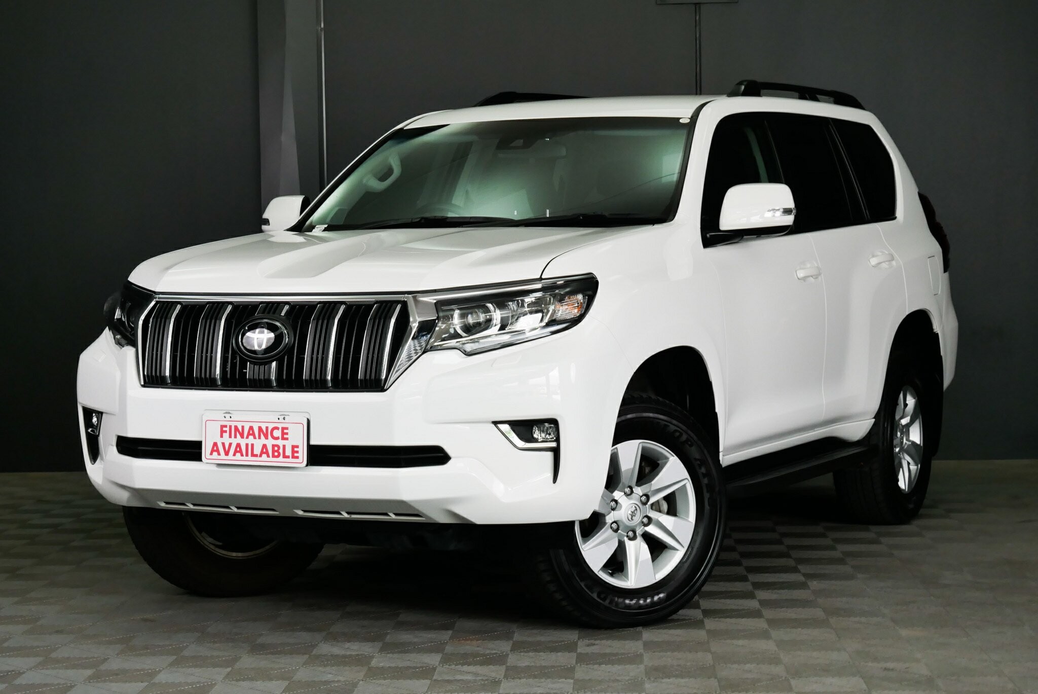 Toyota Landcruiser Prado image 3