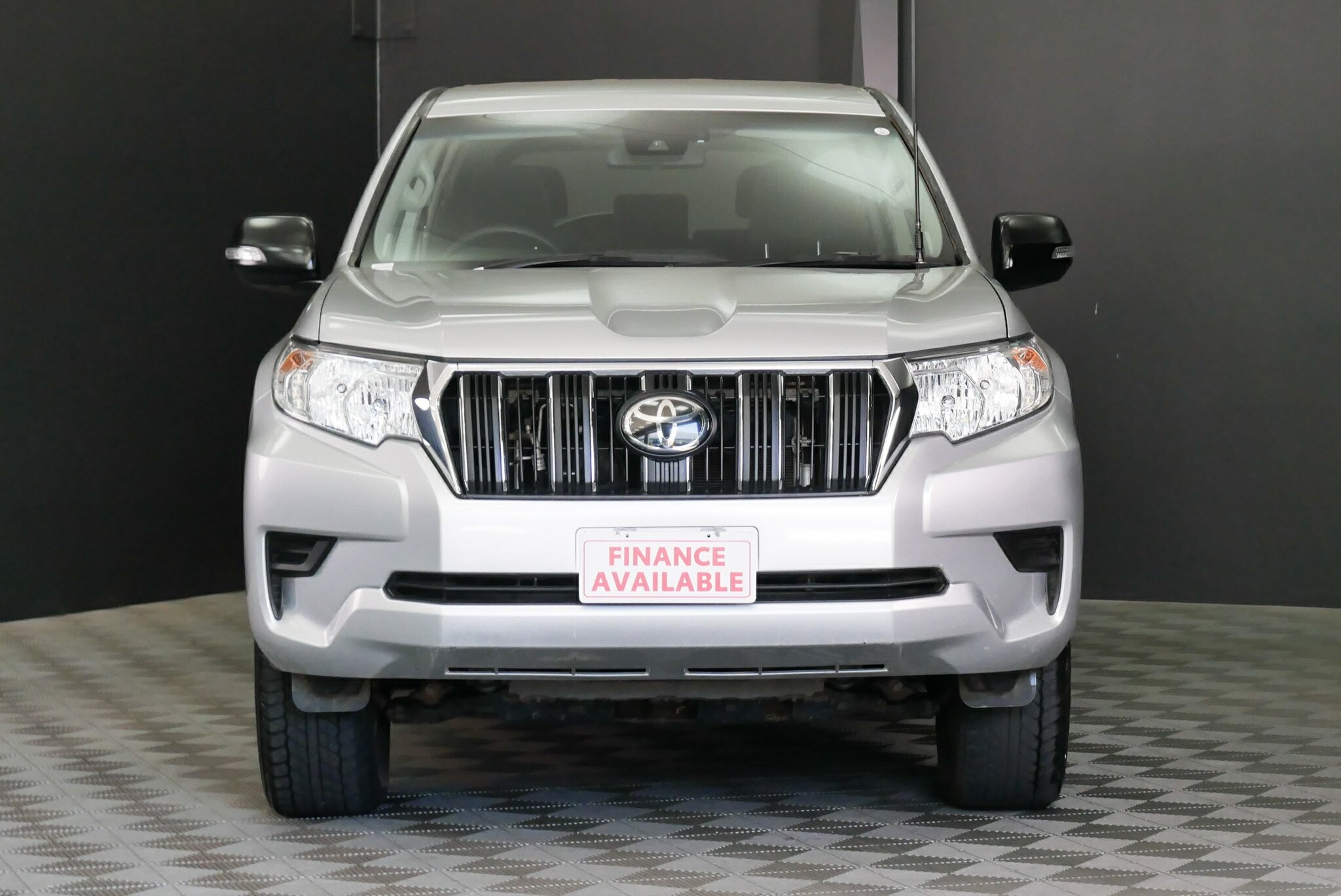 Toyota Landcruiser Prado image 2