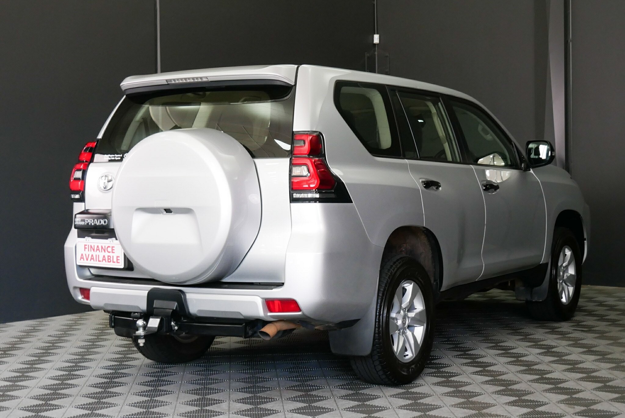 Toyota Landcruiser Prado image 4