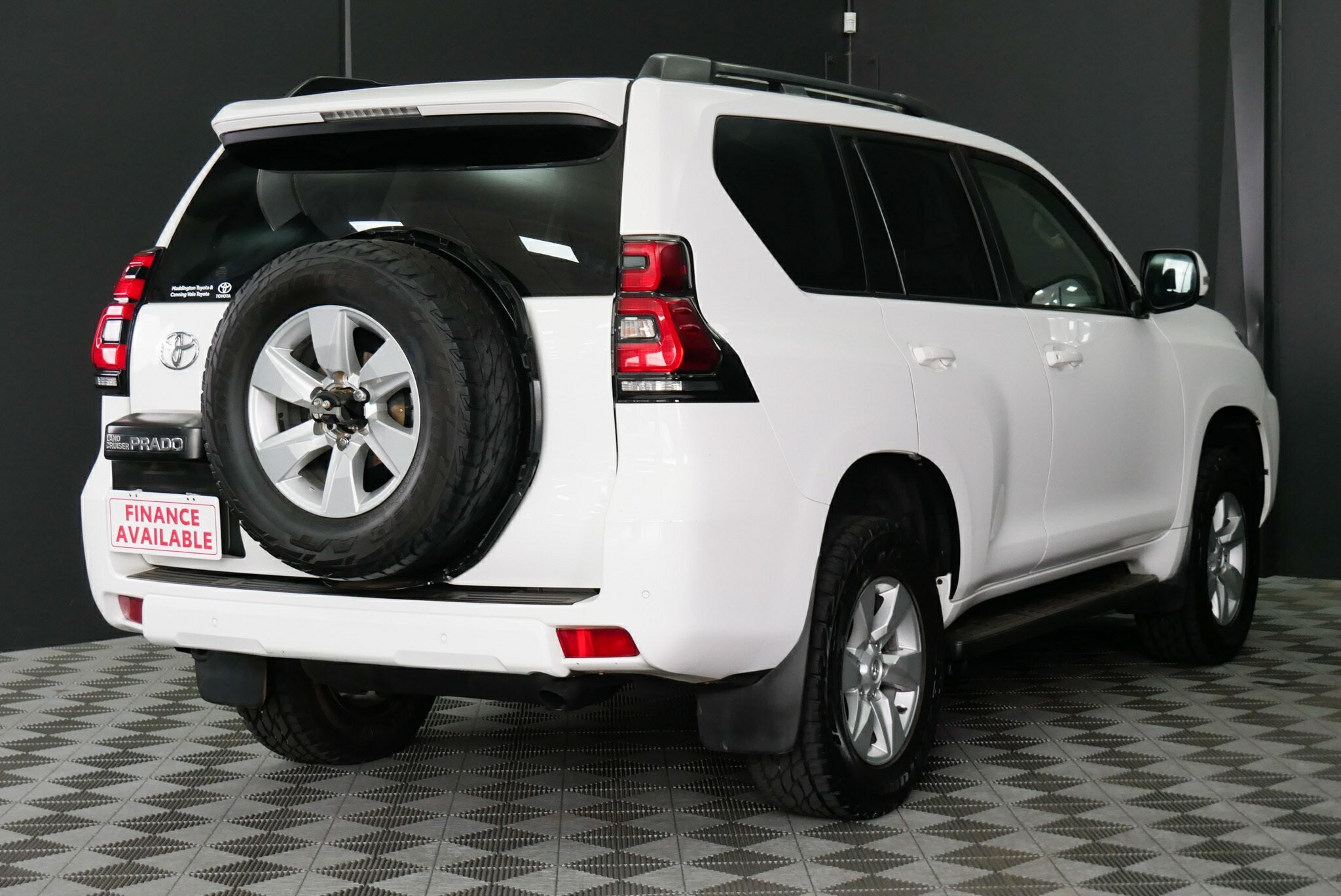 Toyota Landcruiser Prado image 4