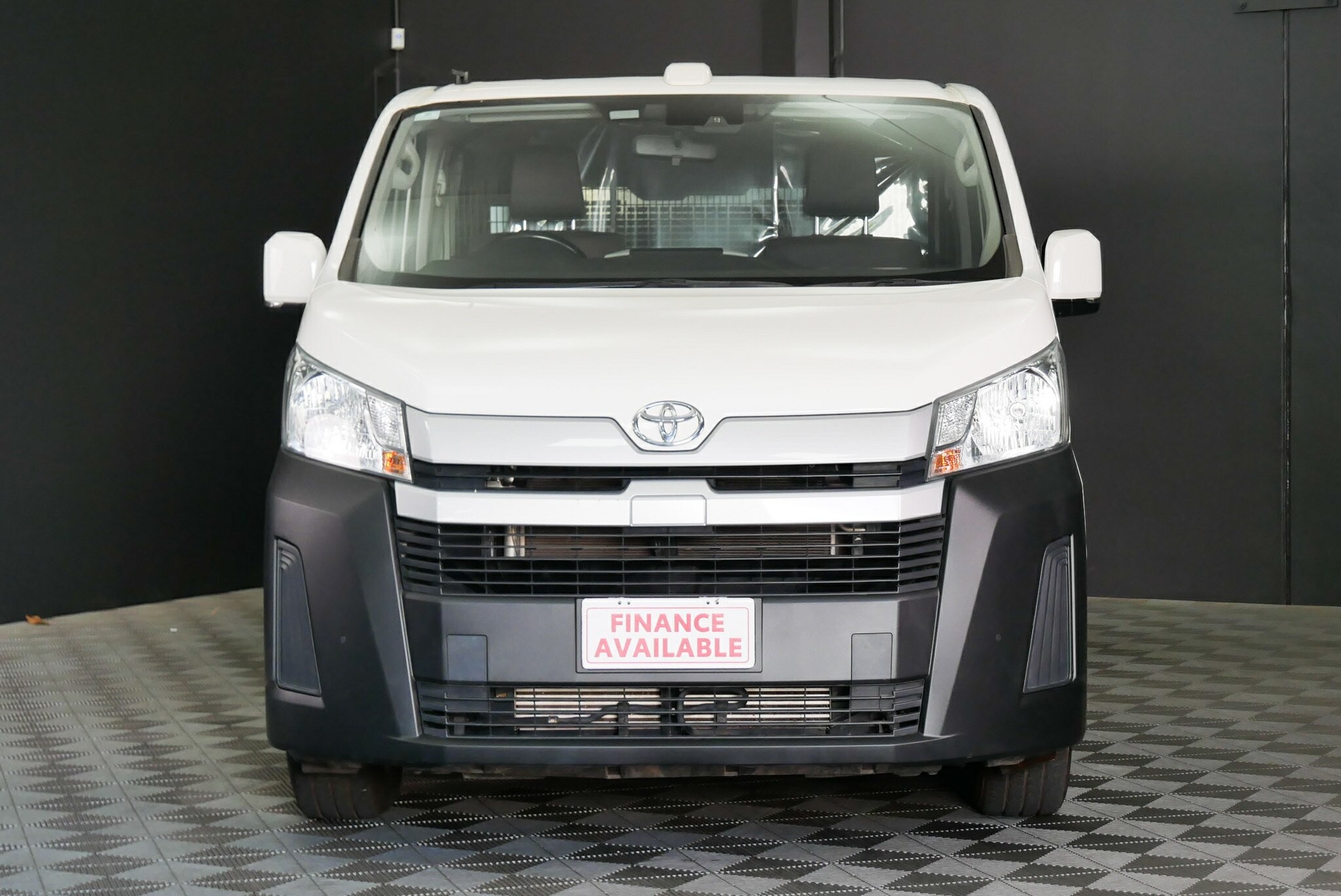 Toyota Hiace image 2