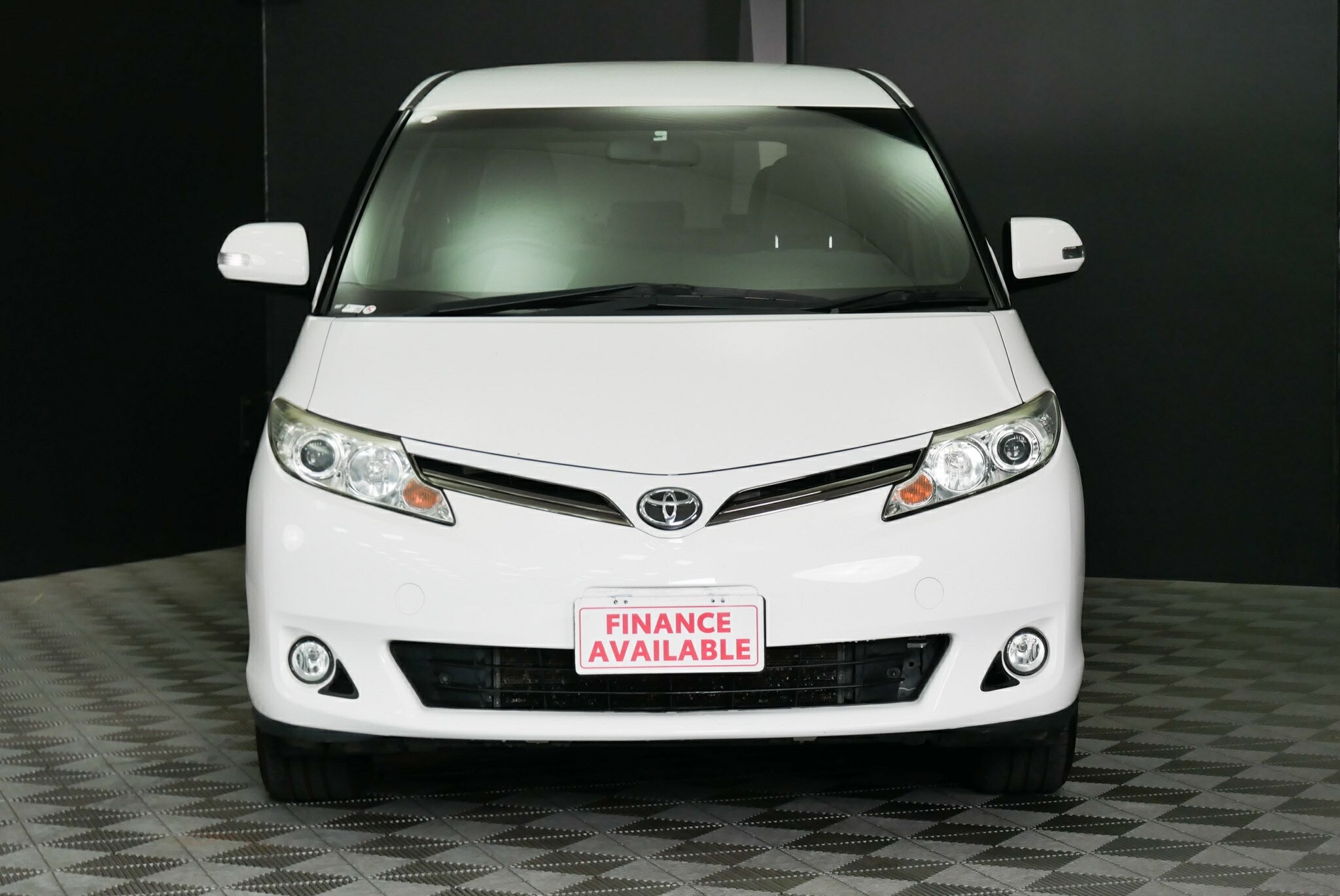 Toyota Tarago image 2