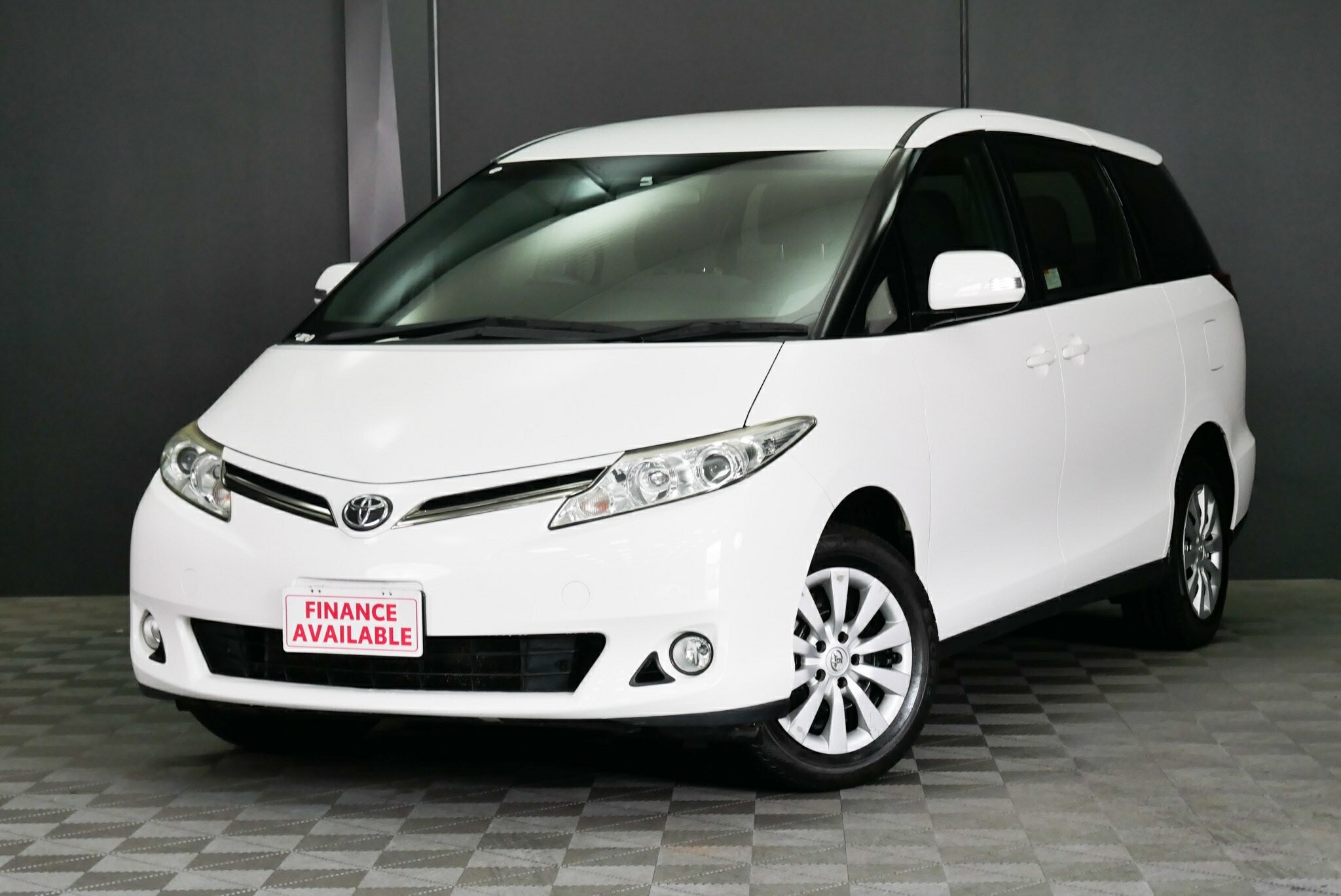 Toyota Tarago image 3