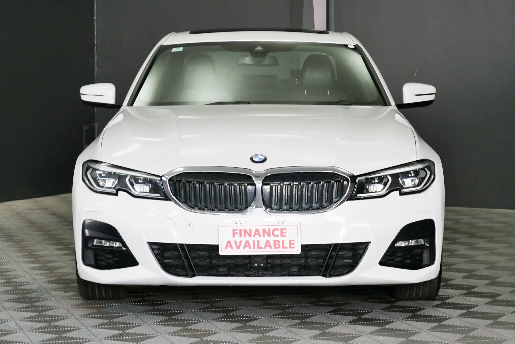 BMW 3 Series image 2