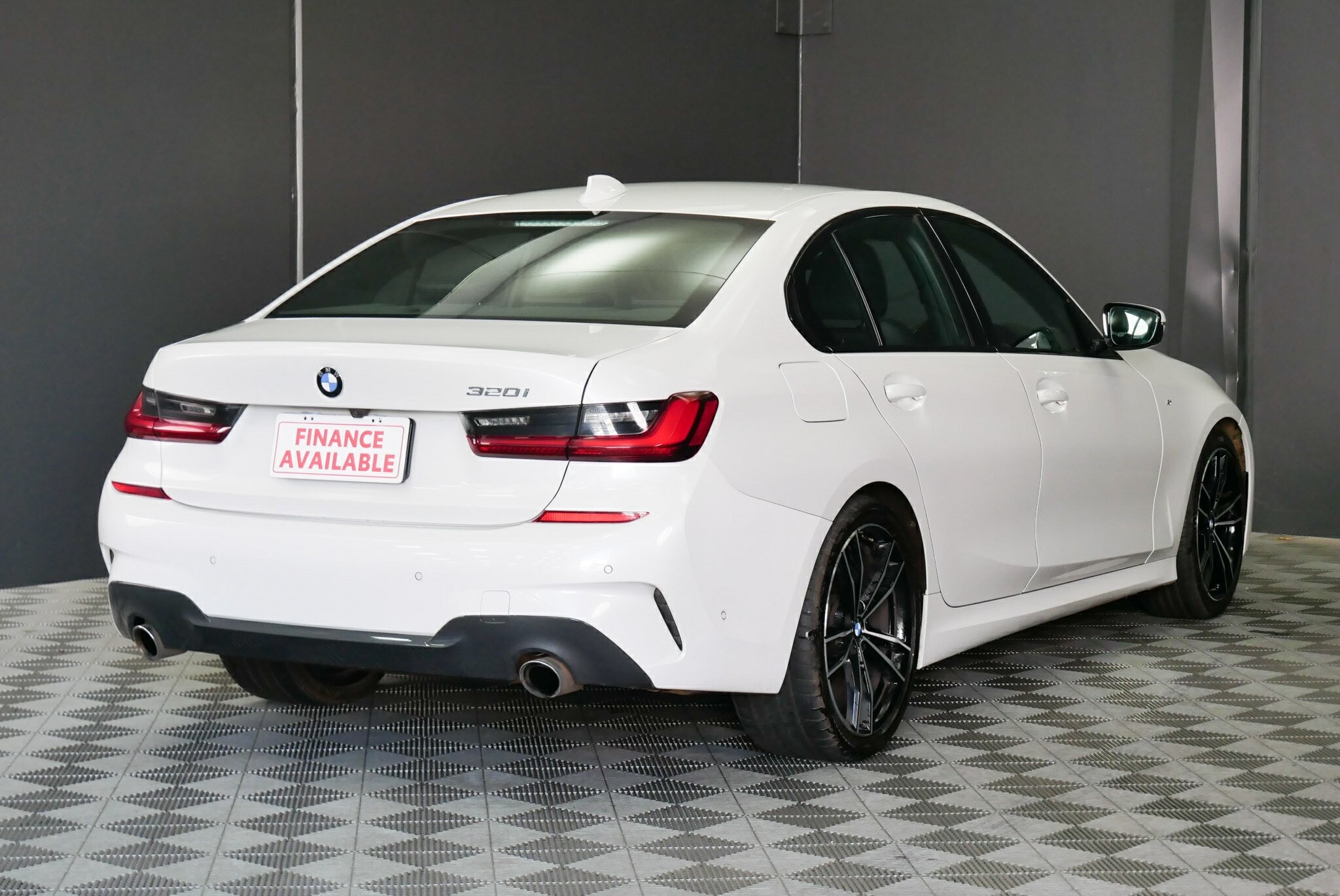 BMW 3 Series image 4