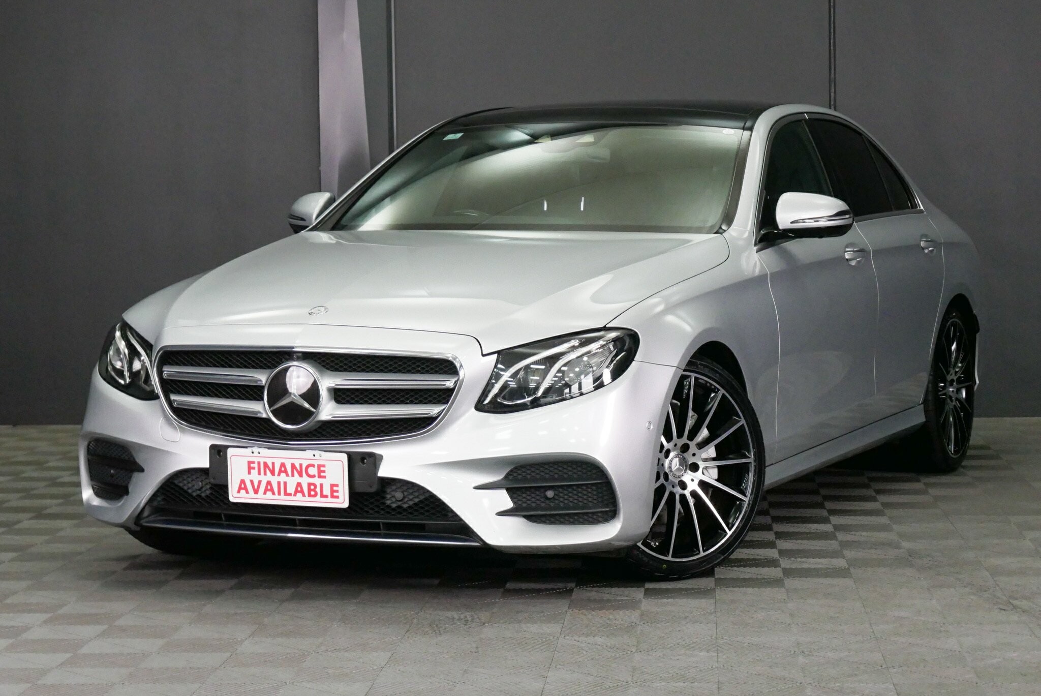 Mercedes Benz E-class image 3