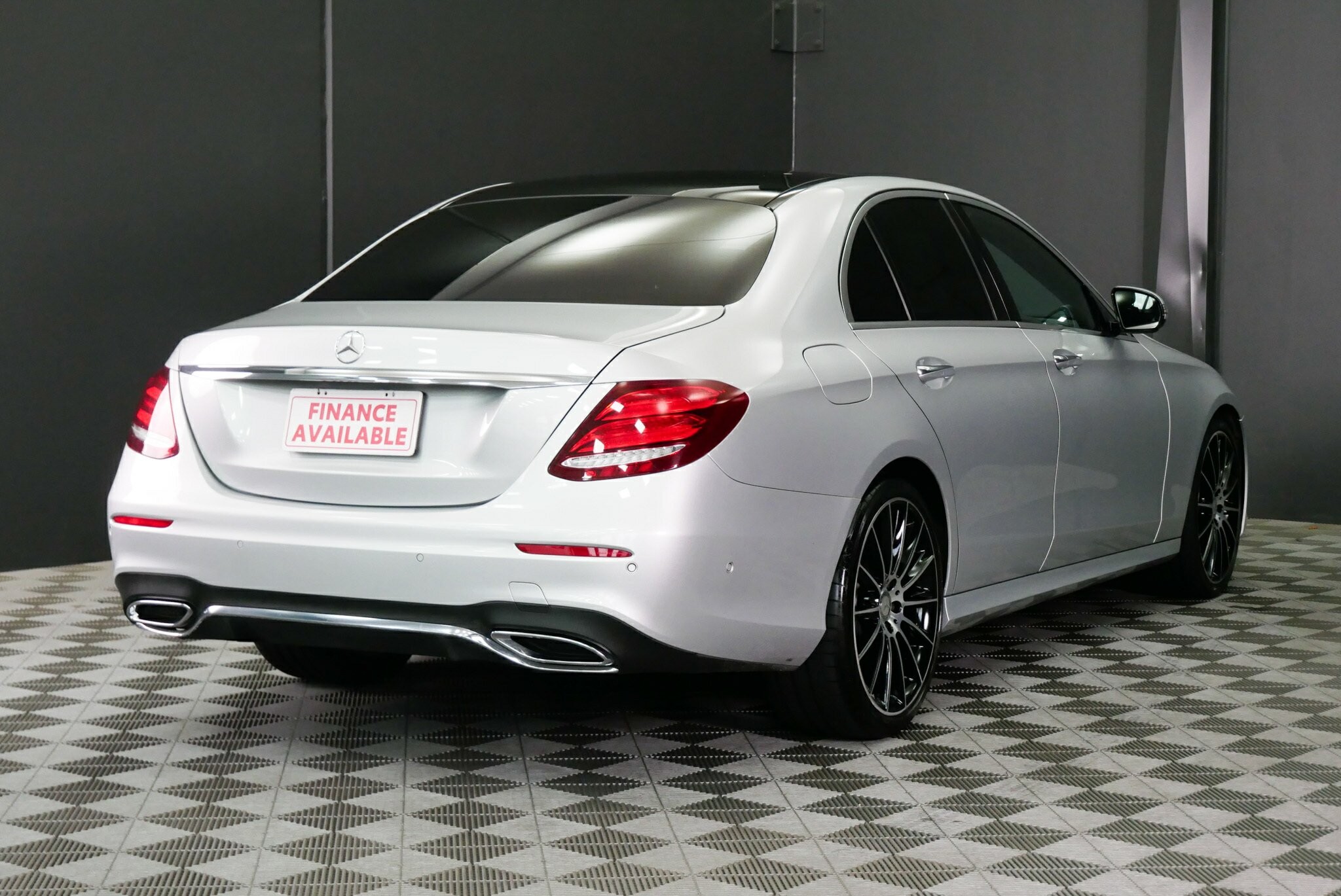 Mercedes Benz E-class image 4