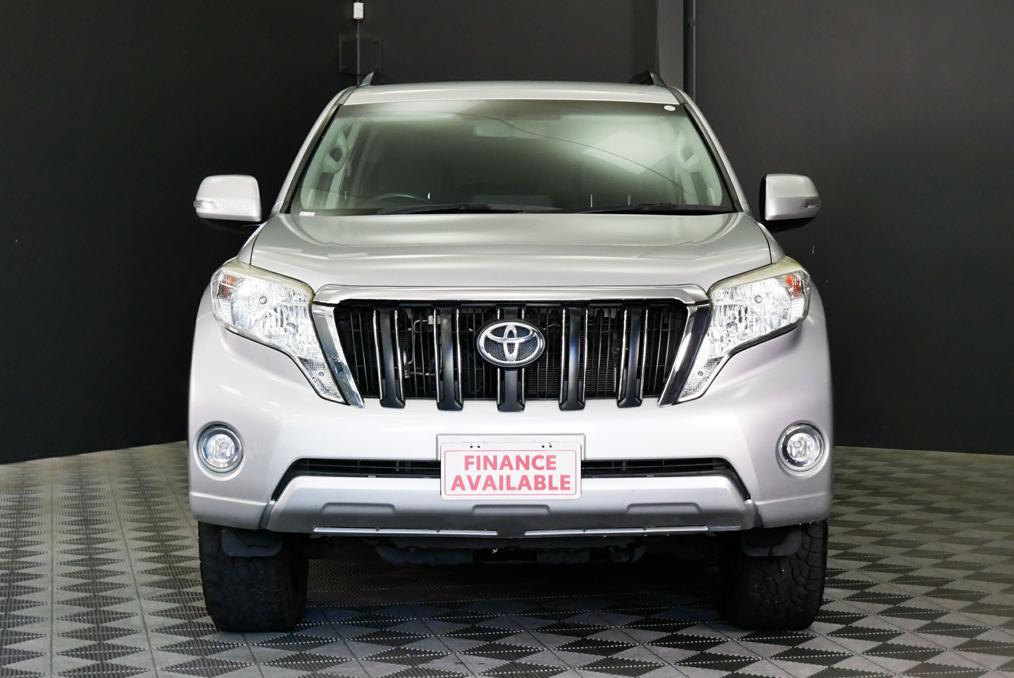 Toyota Landcruiser Prado image 2