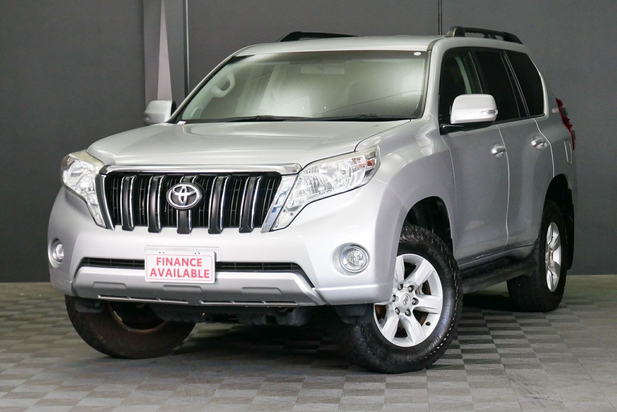 Toyota Landcruiser Prado image 3