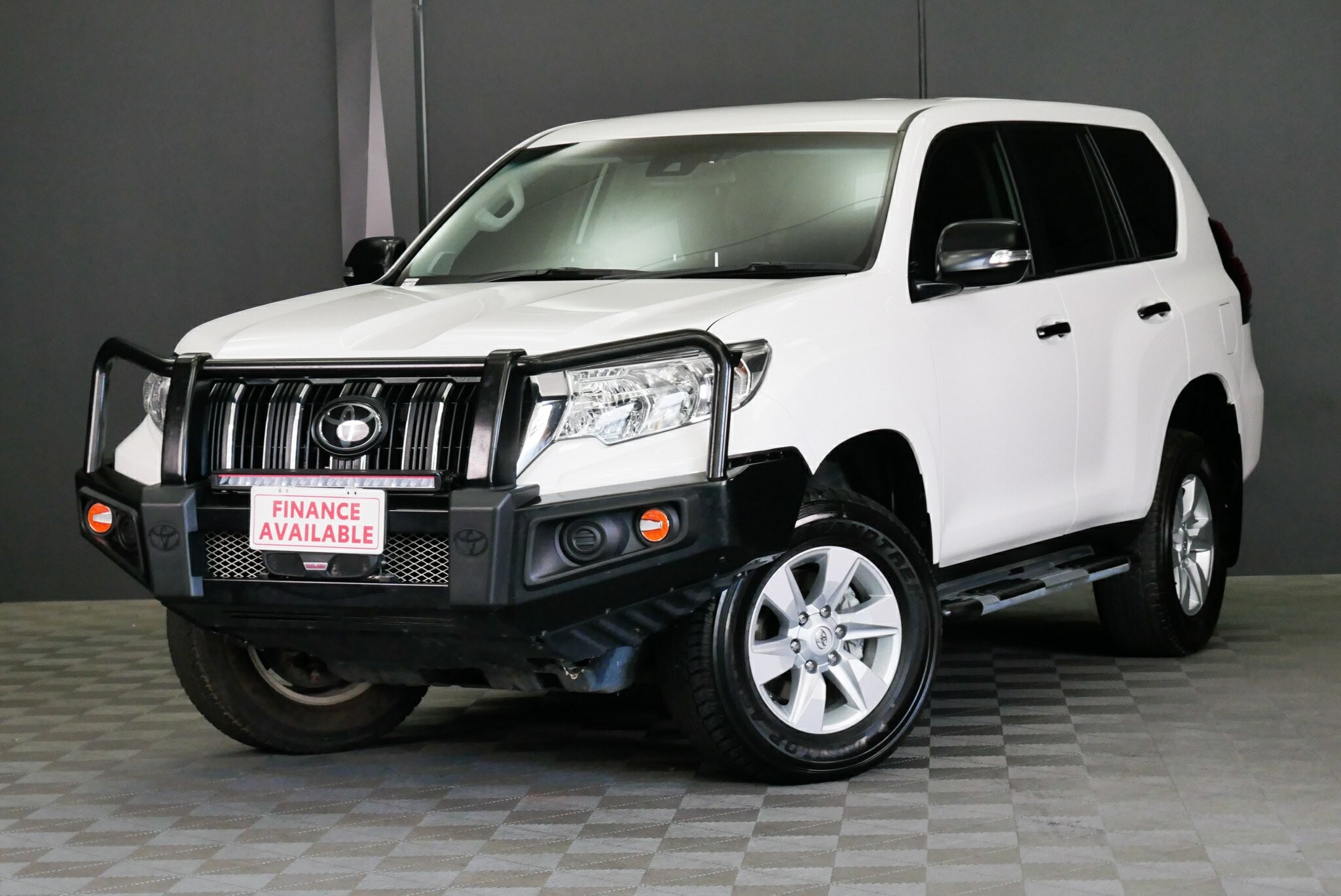 Toyota Landcruiser Prado image 3