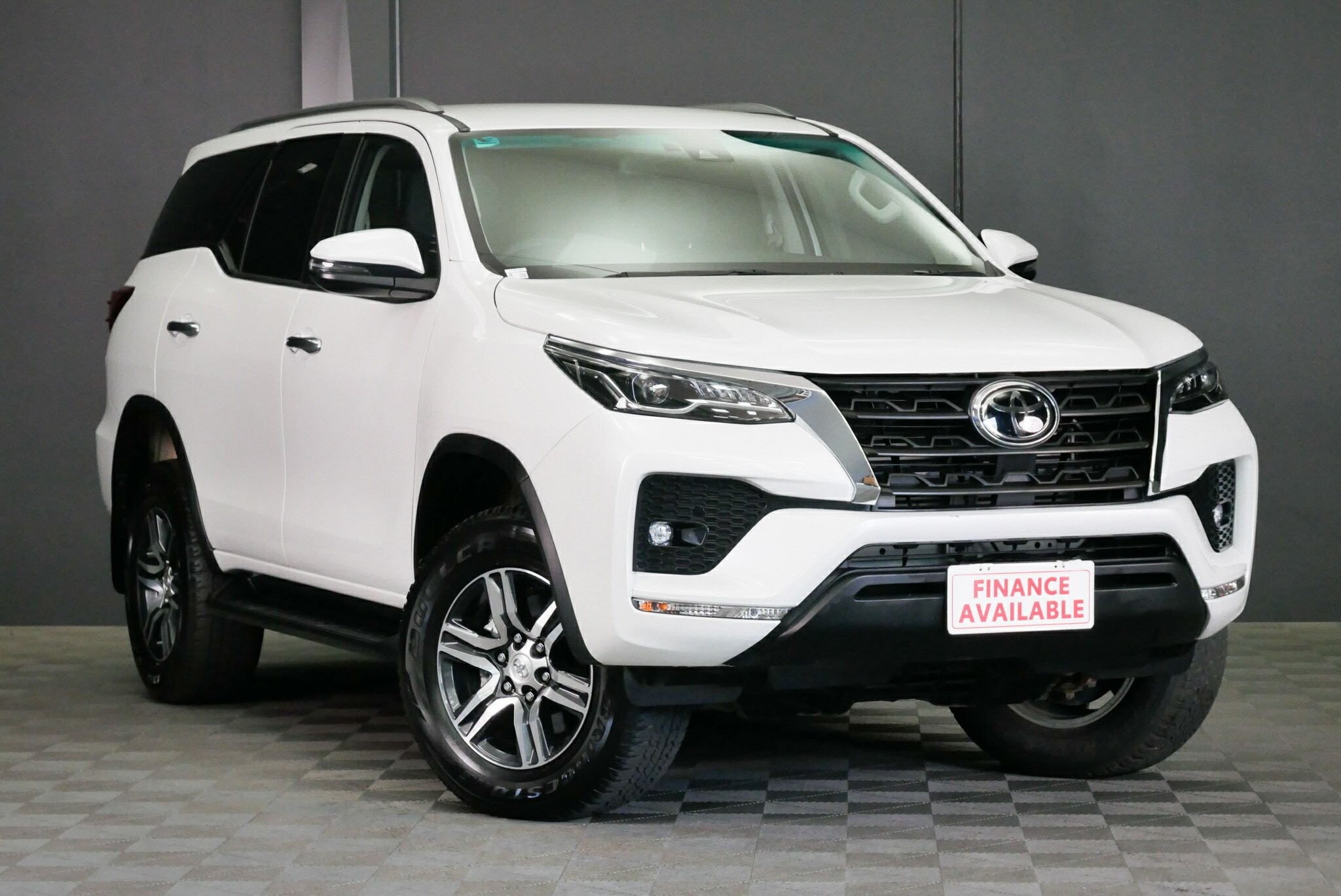 Toyota Fortuner image 1