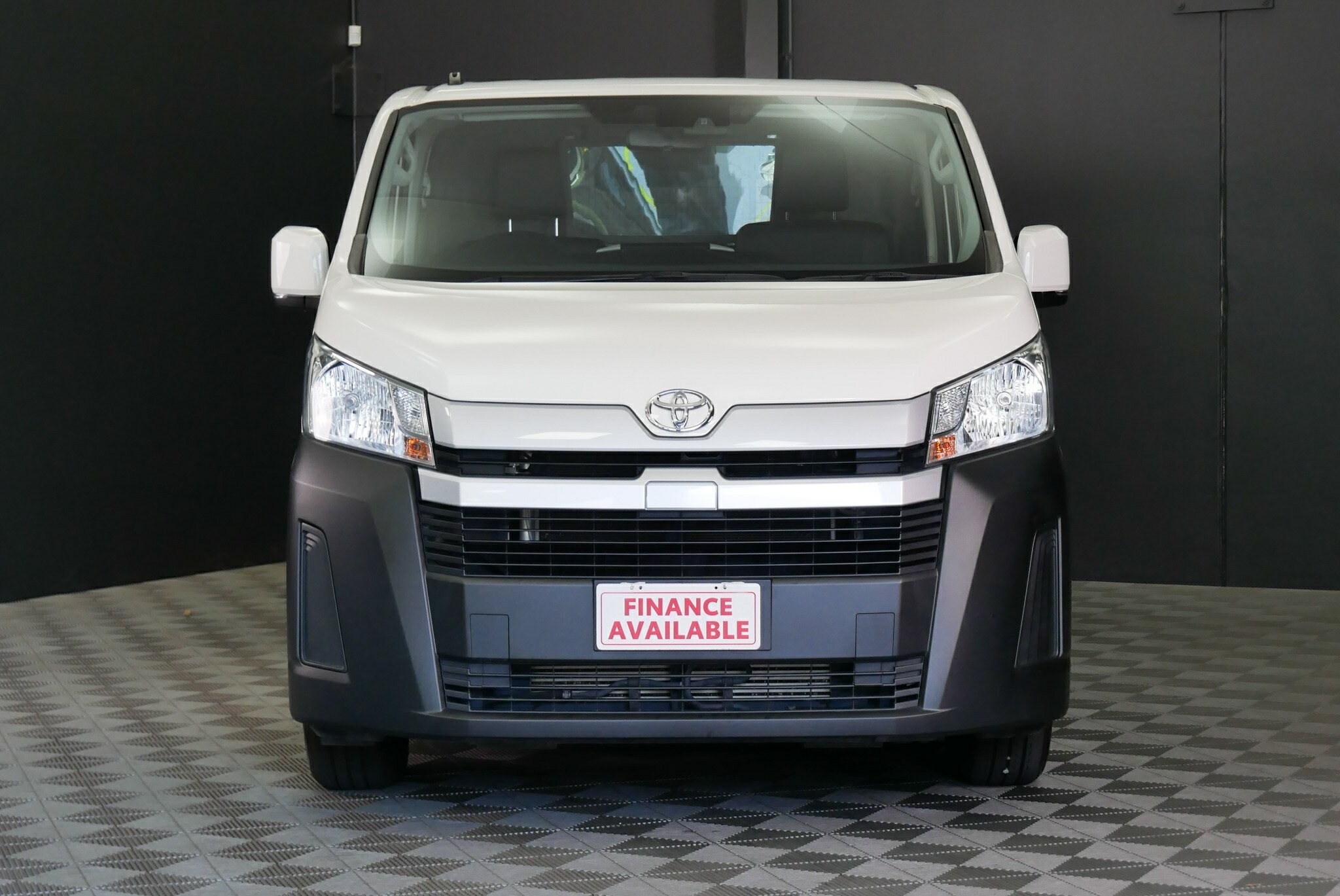 Toyota Hiace image 2