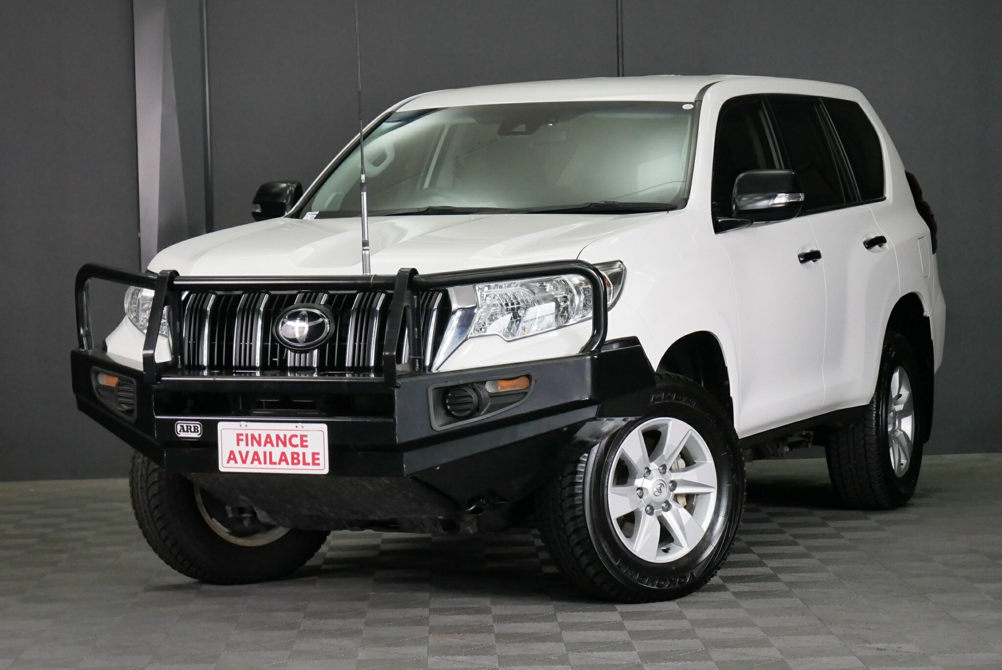 Toyota Landcruiser Prado image 3