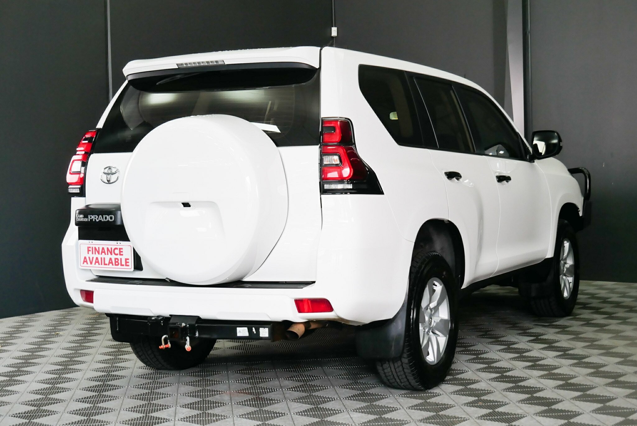 Toyota Landcruiser Prado image 4