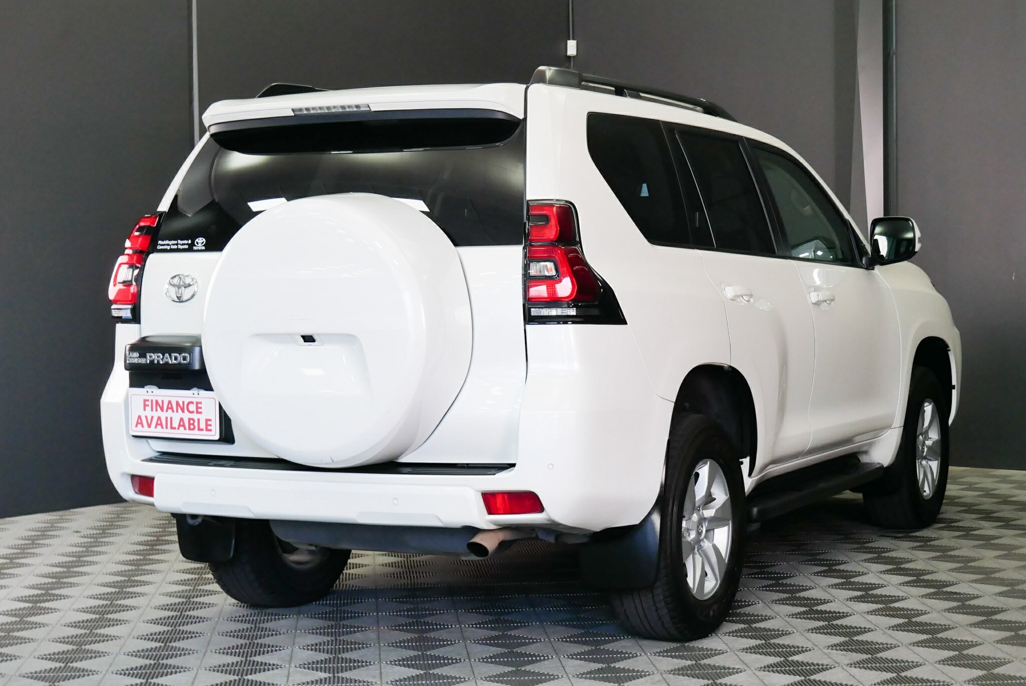 Toyota Landcruiser Prado image 4