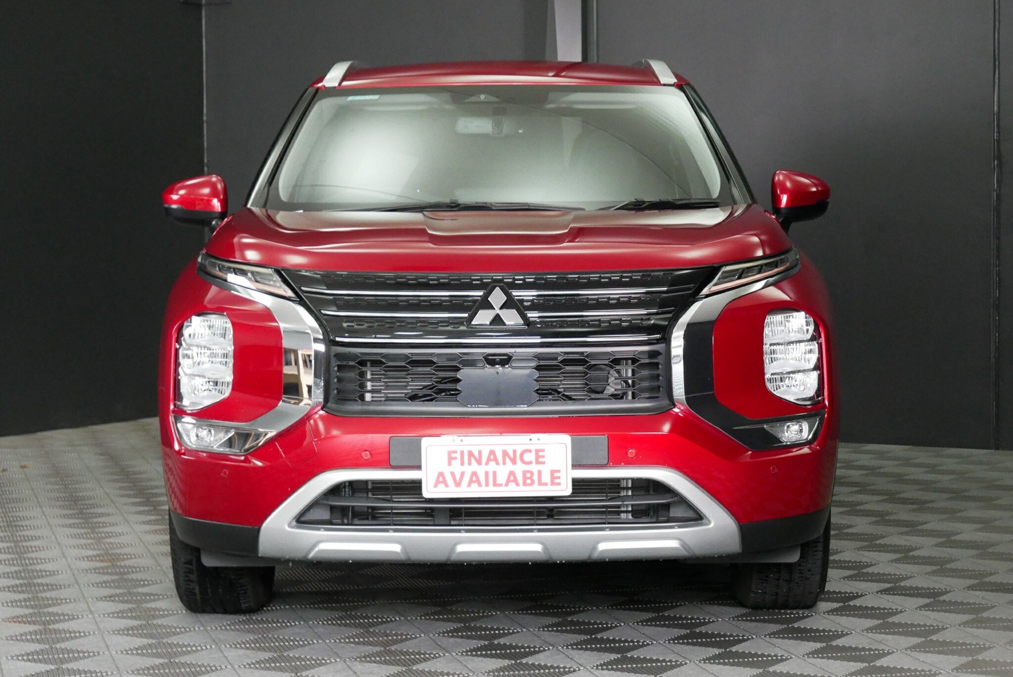Mitsubishi Outlander image 2