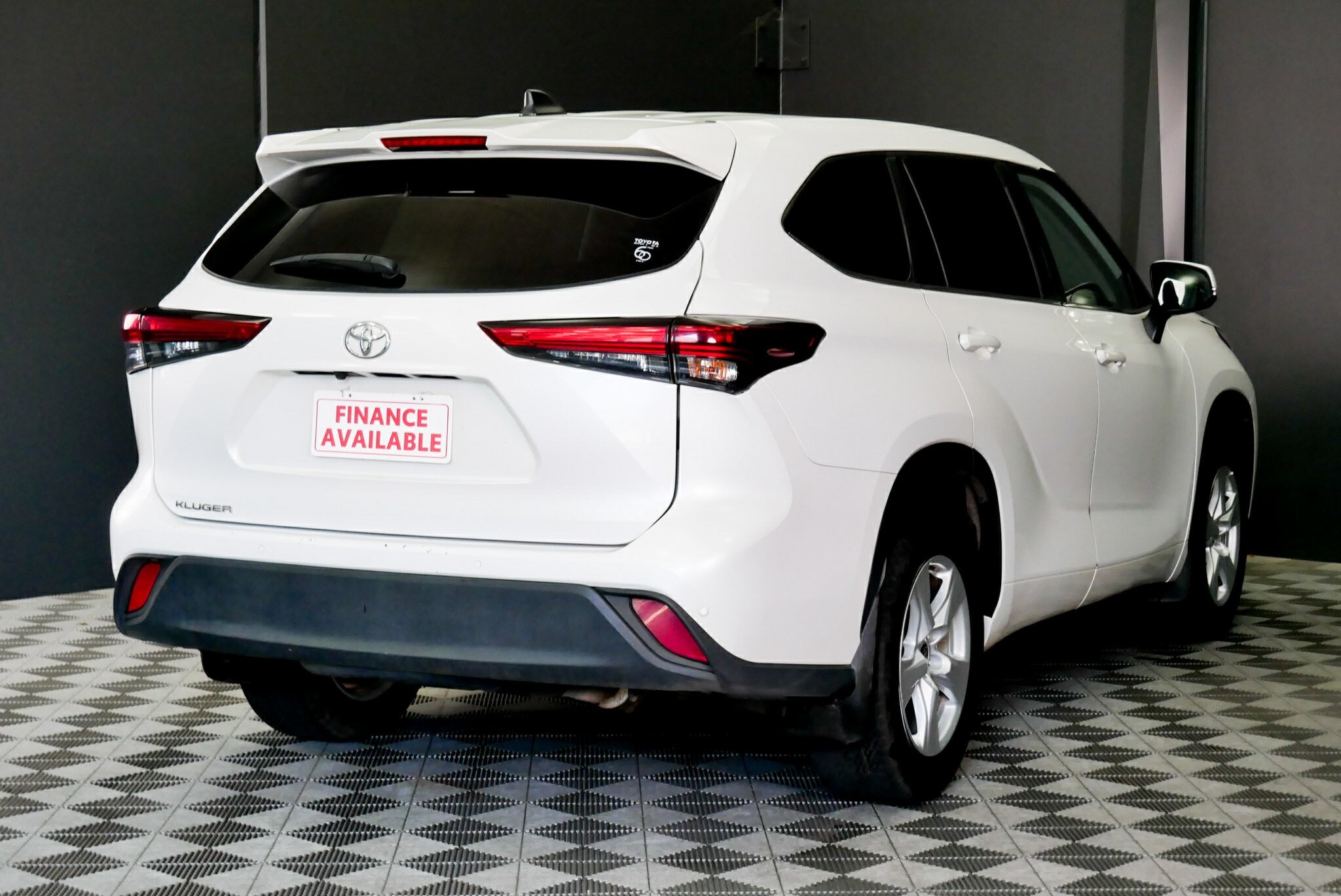 Toyota Kluger image 4