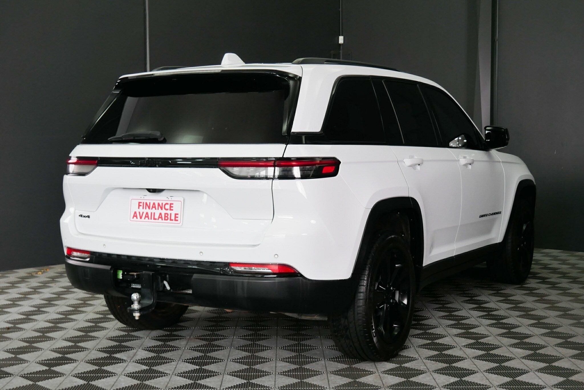 Jeep Grand Cherokee image 4